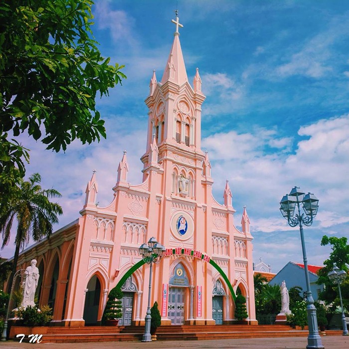 nhà thờ màu hồng 